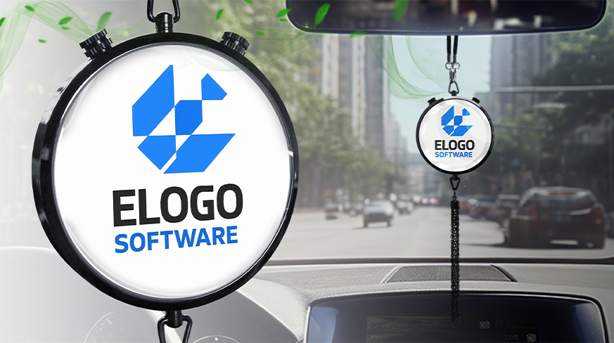 Auto-Innenraum mit rundem ELOGO SOFTWARE Anhänger am Rückspiegel, Stadtstraße draußen sichtbar