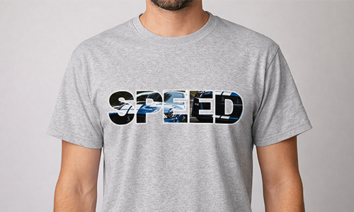 Person trägt graues SPEED T-Shirt mit großen Buchstaben, gefüllt mit Fahrzeugmotiven für dynamischen Effekt