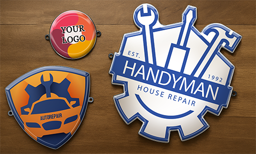 Tres insignias de logotipo – círculo personalizable con „YOUR LOGO“, cartel publicitario de acrílico de AUTOREPAIR y emblema de engranaje de HANDYMAN con herramientas.