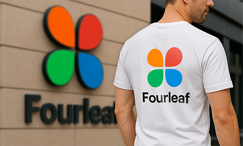 Mann trägt personalisiertes weißes T-Shirt mit buntem „Fourleaf“-Logo, das zur Marke an der Wand des Gebäudes passt.