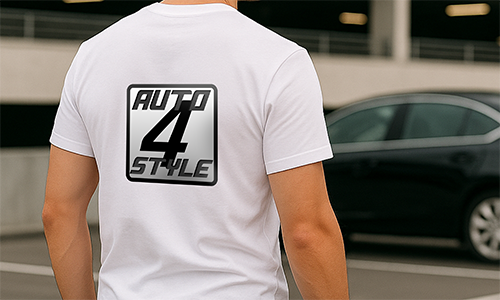 Person in personalisiertem weißen „AUTO 4 STYLE“-T-Shirt mit auffälligem Logo – steht in einer Parkgarage in der Nähe eines schwarzen Autos.