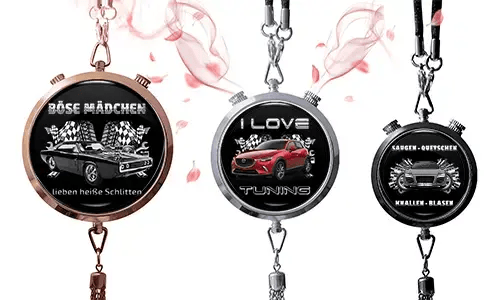 Drei runde Anhänger mit Auto-Themen auf schwarzen Hintergründen. Links: Oldtimer mit deutschem Text und Schachbrettflaggen. Mitte: rotes SUV, „I Love Tuning.“ Rechts: blaues Auto mit Schachbrettflaggen und deutschem Text. Pinke Blumenakzente rundherum.