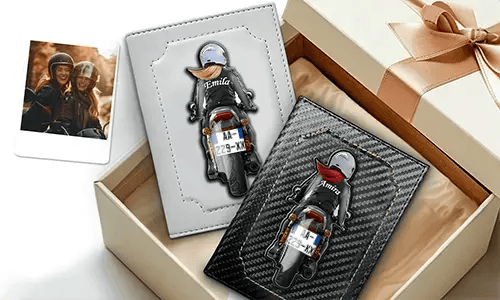 Personalizovaný držák dokumentů na motocykl se jménem a registračním číslem - skvělý dárek pro vaši sestru.