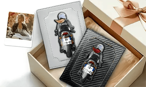 Personalisierter Dokumentenhalter für Motorrad mit Namen und Kennzeichen - ein tolles Geschenk für Ihre Frau.
