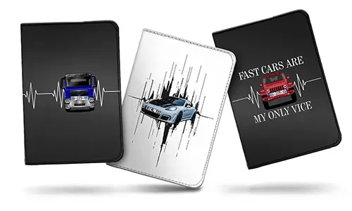 Tři obaly na poznámkové bloky aut vedle sebe: Modro-stříbrné auto s tepovou čarou, Modré sportovní auto s pohybovými linkami, Červené auto s citátem FAST CARS