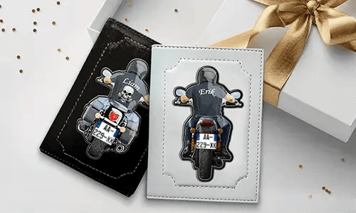 Voorkant voor het registratiebewijs van de motorfiets met de naam van papa en het kenteken.