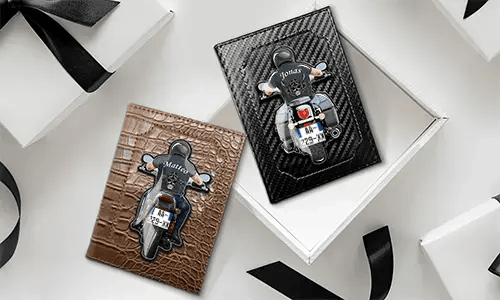 Documentcover voor voertuigregistratie voor motorfiets met de naam en het kenteken van je zoon.