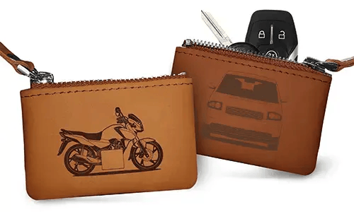 Zwei braune Leder-Schlüsselmäppchen mit Reißverschluss: eines mit Motorrad und Kennzeichen 