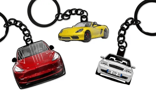 Porte-clés voiture personnalisés avec une berline rouge, un cabriolet sportif jaune et une berline bleue, conçus comme accessoires et cadeaux automobiles sur mesure