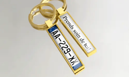 Porte-clés en métal doré avec plaque d’immatriculation personnalisée et texte gravé