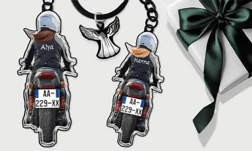 Personalizowany brelok motocyklowy z twoim imieniem i tablicą – prezent dla twojej dziewczyny