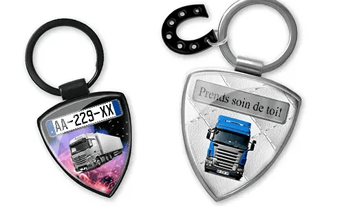 Llavero en forma de escudo con imagen de camión