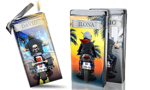 Ein personalisiertes Feuerzeug mit Motorradfahrern. Eine Seite zeigt „David“ mit einer Totenkopfjacke, die andere „Ilona“ vor einem tropischen Sonnenuntergang mit Palmen.