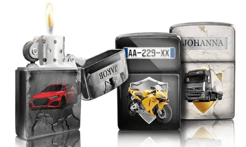 Drei metallische Feuerzeuge mit individuellen Designs: ein rotes Auto, ein gelbes Motorrad mit Kennzeichen und ein LKW mit der Aufschrift „JOHANNA“. Ein Feuerzeug ist geöffnet und die Flamme brennt.