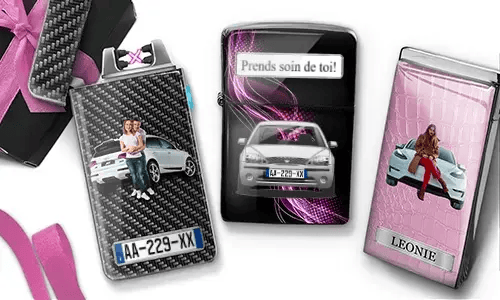 Drei Feuerzeuge mit auto­bezogenen Designs, die Bilder von Autos und Menschen zeigen, vor schwarzem und pinkem Hintergrund und mit einem stilvollen, modernen Flair.