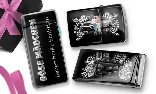 Drei glänzende schwarze Objekte mit Auto-Designs. Eines trägt in weißer Schrift die Aufschrift „BÖSE MÄDCHEN lieben heiße Schlitten“. Ein lebendiges und verspieltes Auto-Motiv.