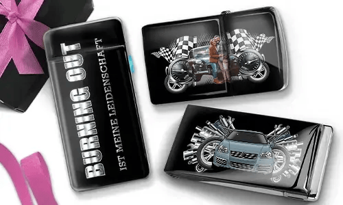 Drei glänzende Zigarettenetuis mit Automotiv. Eines trägt die Aufschrift „Burning Out Ist Meine Leidenschaft“. Die anderen zeigen ein Motorrad und ein Sportauto mit karierten Flaggen.