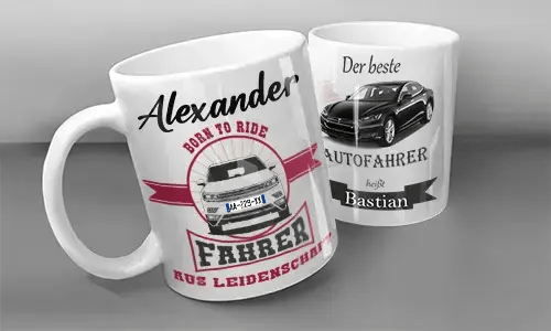 Zwei weiße Tassen mit personalisierten Auto-Motiven: links mit silbernem Fahrzeug und deutschem Text für Alexander, rechts mit weißem Fahrzeug und markanter Schrift für Bastian