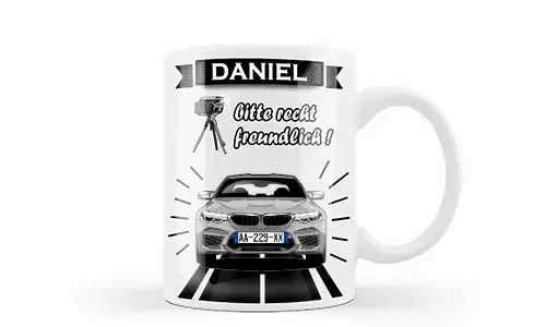 Weiße Tasse mit silbernem Auto und Blitzer-Grafik, Name Daniel und humorvollem deutschen Text