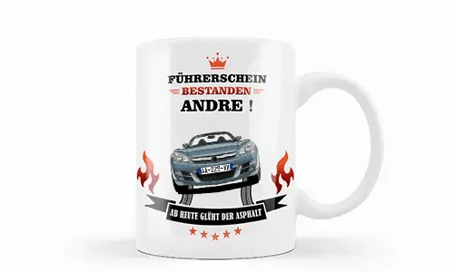 Weiße Tasse mit silbernem Auto, Flammen und Reifenspuren, deutscher Glückwunschtext zur Führerscheinprüfung für Andre