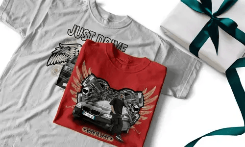 Zwei T-Shirts: weiß mit JUST DRIVE und Auto mit Flügeln, rot mit BORN TO DRIVE und Person