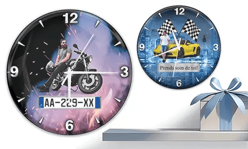 Zwei Wanduhren mit männlichen Figuren und Fahrzeugen: links mit Motorrad und Flammenmotiv, rechts mit gelbem Sportwagen und Rennflaggen