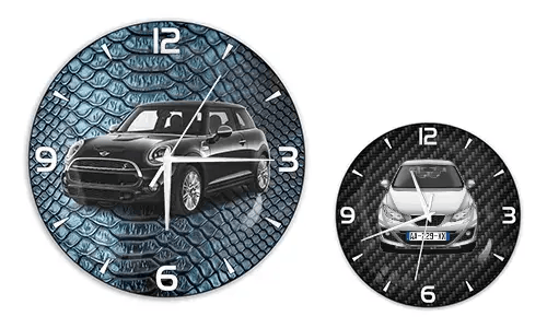 Zwei Wanduhren mit Autoillustrationen: links mit schwarzem Auto auf blauer Reptilstruktur, rechts mit blauem Auto auf Carbon-Hintergrund