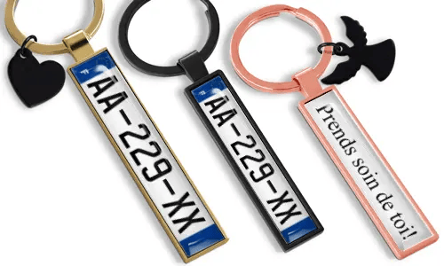 Personalisierte Schlüsselanhänger in Form von Kennzeichen mit individuellem Text und Metalloptik