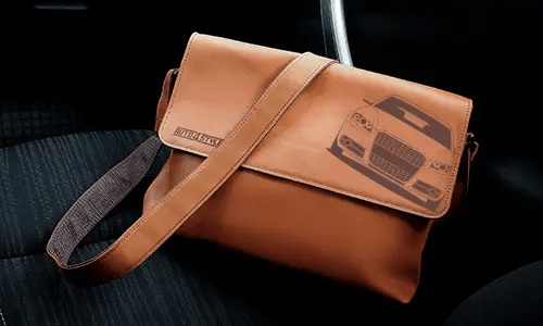 braune ledertasche auf dem Hintersitz ledertaschen Damen