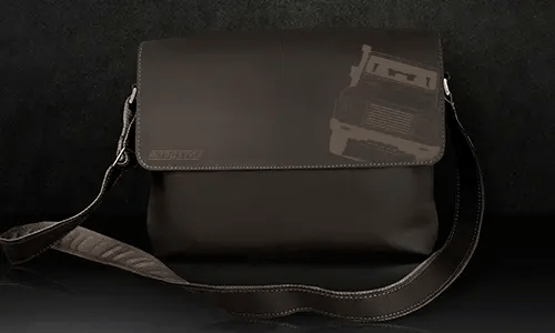 schwarze ledertasche auf schwarzem Hintergrund tasche schwarz leder