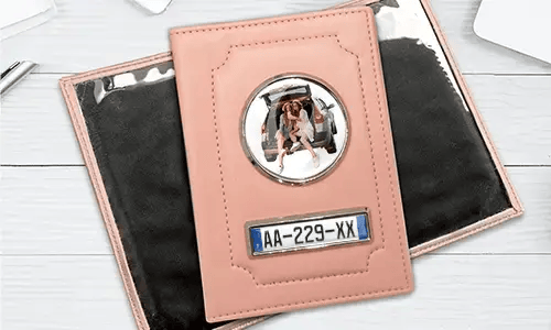 FAHRZEUGSCHEIN HÜLLE IN DER HAND