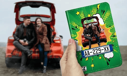 auto hülle Comic 2 auf dem Tisch neben Tastatur autopapiere mappe