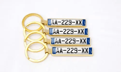 Porte-clés dorés style plaque d’immatriculation avec numéros personnalisés arrangés