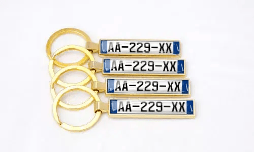 I portachiavi targhe in metallo dorato valorizzano gli accessori auto personalizzati