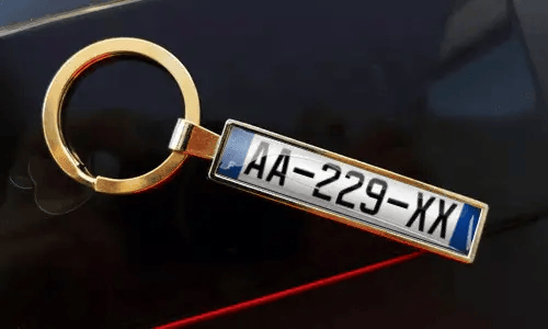 Porte-clés personnalisé en métal doré avec plaque d’immatriculation sur mesure