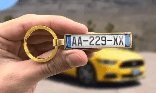 Porte-clés en métal doré avec numéros de plaque d’immatriculation gravés