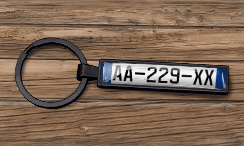 Porte-clés personnalisé style plaque d’immatriculation avec finition mate noire
