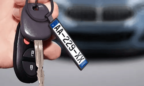 Porte-clés noir style plaque d’immatriculation, suspendu aux clés de voiture au quotidien