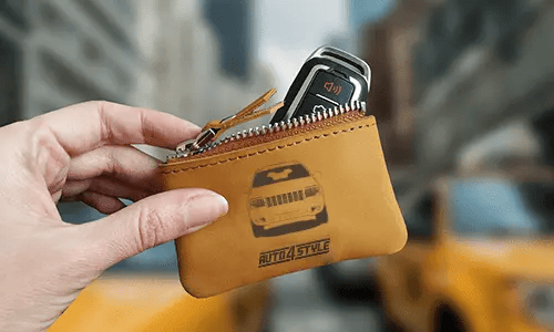 Braunes Reißverschlussetui mit bedruckter LKW-Front und Kennzeichen 