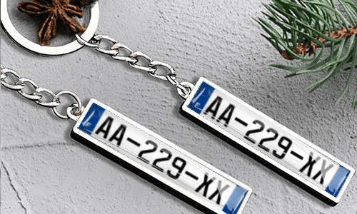 Porte-clés en métal avec plaque d’immatriculation et détail de drapeau