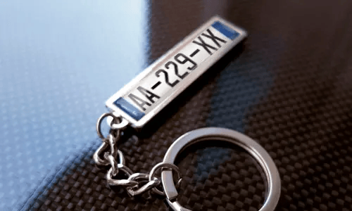 Metallinen avaimenperä, jossa lipunmuotoinen tagi ja kromattu rengas