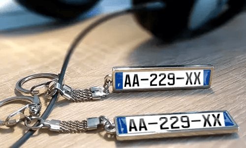 Porte-clés en métal personnalisés avec texte personnalisé et étiquettes style plaque d’immatriculation