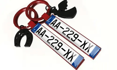 Metall-Schlüsselanhänger mit Nummernschild und Zubehör