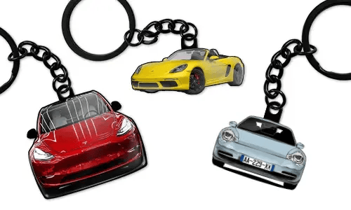 Llaveros personalizados que muestran tres modelos de coche diferentes en rojo, amarillo y azul