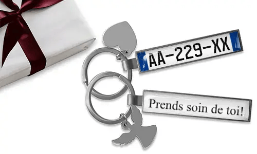 Personalisierte Schlüsselanhänger mit individuellem Nummernschild, eigenen Zahlen und Metallfinish-Design
