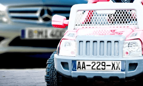 KFZ sticker-magnet on a kinds' electric car