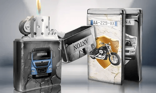 Geöffnetes Metallfeuerzeug mit blauem LKW-Design, Flamme brennt. Dahinter stehen zwei geschlossene Feuerzeuge mit Motiven: ein Motorrad und ein Auto mit Kennzeichen.