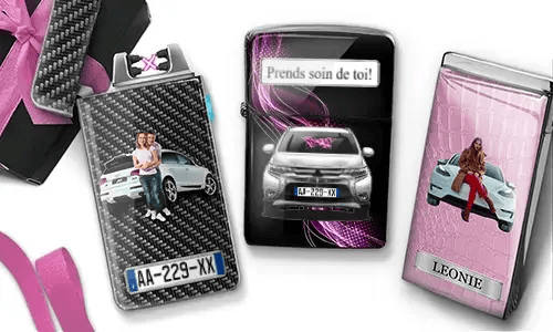 Drei Feuerzeuge mit auto­bezogenen Designs, die Bilder von Autos und Menschen zeigen, vor schwarzem und pinkem Hintergrund und mit einem stilvollen, modernen Flair.
