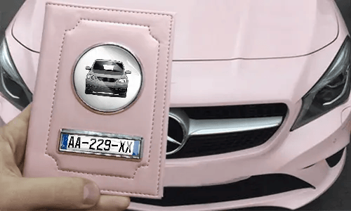 tasche für fahrzeugpapiere in der Hand mit rosa Wagen schutzhülle für fahrzeugschein