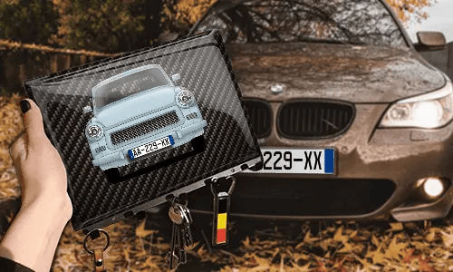 schlüsselbrett personalisiert mit Carbon Hintergrund in der Hand individuelles Schlüsselbrett